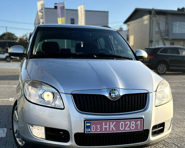 Серый Шкода Фабия, объемом двигателя 1.6 л и пробегом 210 тыс. км за 5599 $, фото 1 на Automoto.ua