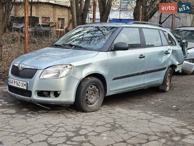 Серый Шкода Фабия, объемом двигателя 1.39 л и пробегом 200 тыс. км за 1500 $, фото 1 на Automoto.ua