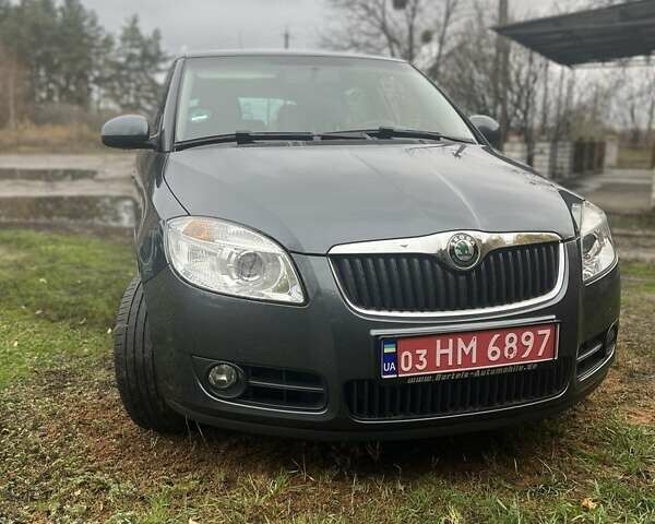 Серый Шкода Фабия, объемом двигателя 1.6 л и пробегом 187 тыс. км за 6570 $, фото 1 на Automoto.ua
