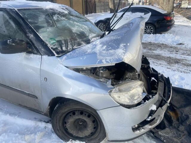 Серый Шкода Фабия, объемом двигателя 1.2 л и пробегом 350 тыс. км за 2000 $, фото 1 на Automoto.ua