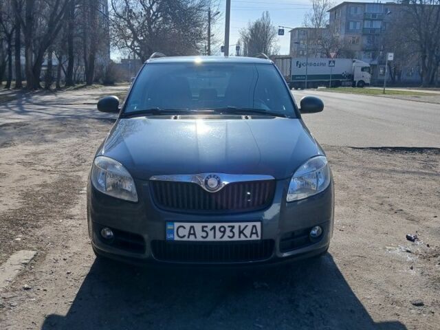 Серый Шкода Фабия, объемом двигателя 1.4 л и пробегом 200 тыс. км за 5600 $, фото 1 на Automoto.ua