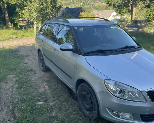 Серый Шкода Фабия, объемом двигателя 1.6 л и пробегом 215 тыс. км за 5750 $, фото 1 на Automoto.ua