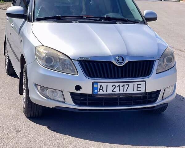 Серый Шкода Фабия, объемом двигателя 1.4 л и пробегом 470 тыс. км за 4744 $, фото 1 на Automoto.ua