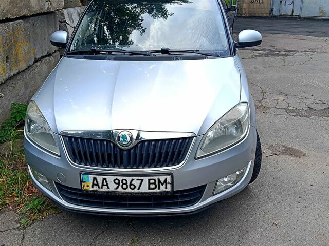 Сірий Шкода Фабія, об'ємом двигуна 1.4 л та пробігом 230 тис. км за 5100 $, фото 1 на Automoto.ua