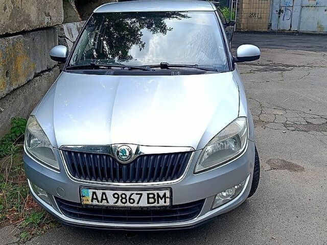 Серый Шкода Фабия, объемом двигателя 1.4 л и пробегом 213 тыс. км за 5200 $, фото 1 на Automoto.ua