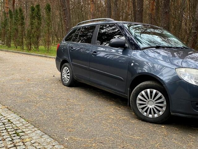 Серый Шкода Фабия, объемом двигателя 1.4 л и пробегом 220 тыс. км за 5600 $, фото 1 на Automoto.ua