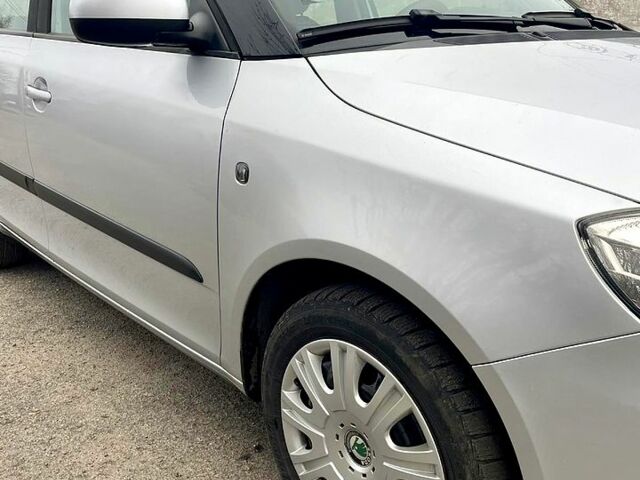 Серый Шкода Фабия, объемом двигателя 1.4 л и пробегом 195 тыс. км за 6000 $, фото 1 на Automoto.ua