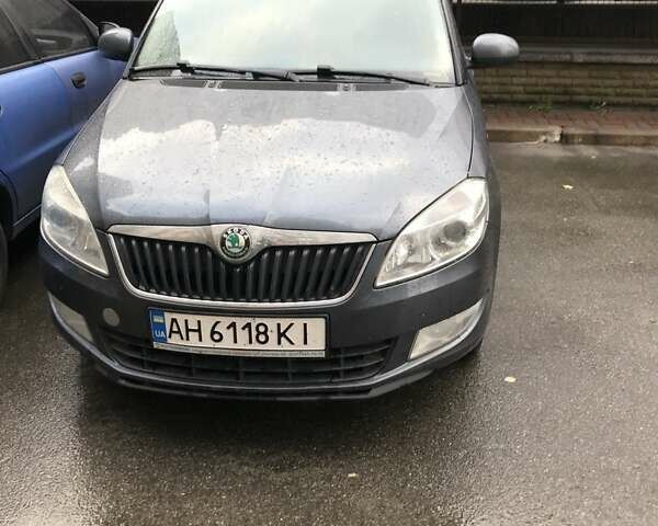 Серый Шкода Фабия, объемом двигателя 1.2 л и пробегом 150 тыс. км за 6000 $, фото 1 на Automoto.ua