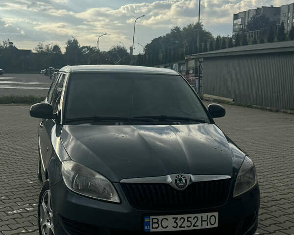Сірий Шкода Фабія, об'ємом двигуна 1.6 л та пробігом 300 тис. км за 5100 $, фото 1 на Automoto.ua