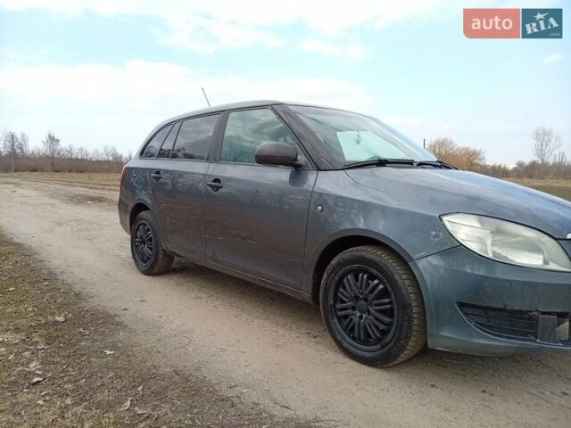 Серый Шкода Фабия, объемом двигателя 1.6 л и пробегом 300 тыс. км за 3300 $, фото 1 на Automoto.ua