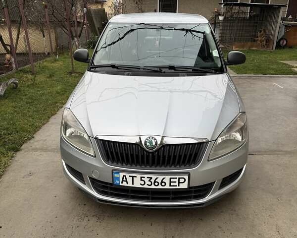 Серый Шкода Фабия, объемом двигателя 1.6 л и пробегом 251 тыс. км за 5800 $, фото 1 на Automoto.ua