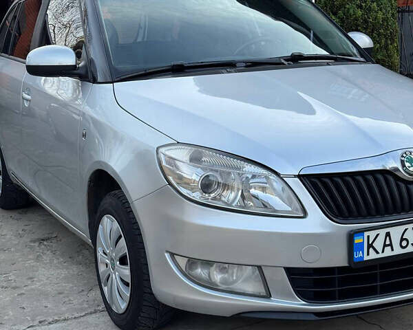 Серый Шкода Фабия, объемом двигателя 1.39 л и пробегом 211 тыс. км за 4250 $, фото 1 на Automoto.ua