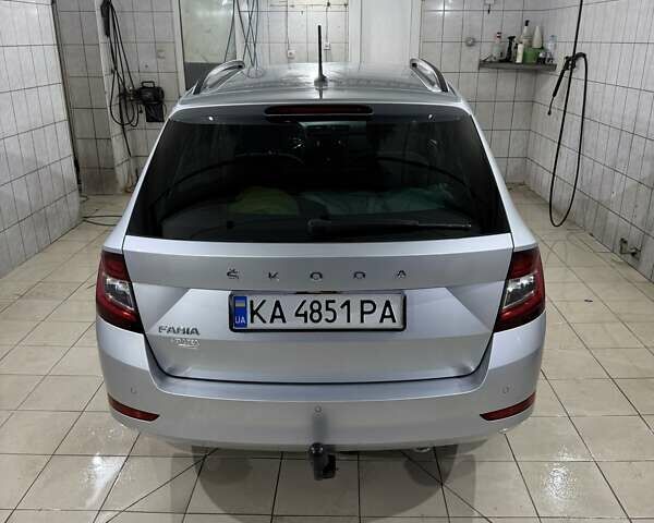 Серый Шкода Фабия, объемом двигателя 1 л и пробегом 71 тыс. км за 11400 $, фото 1 на Automoto.ua