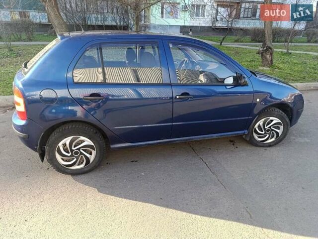 Синий Шкода Фабия, объемом двигателя 1.2 л и пробегом 215 тыс. км за 3300 $, фото 1 на Automoto.ua