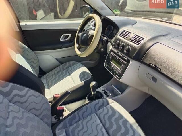 Синий Шкода Фабия, объемом двигателя 1.2 л и пробегом 204 тыс. км за 5100 $, фото 1 на Automoto.ua