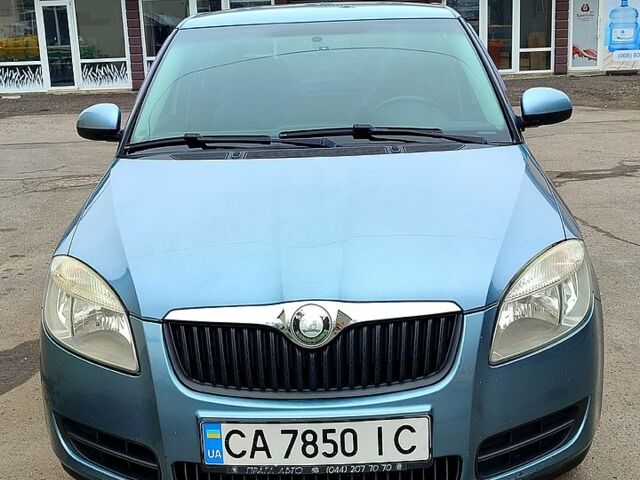 Синий Шкода Фабия, объемом двигателя 1.2 л и пробегом 199 тыс. км за 4500 $, фото 1 на Automoto.ua