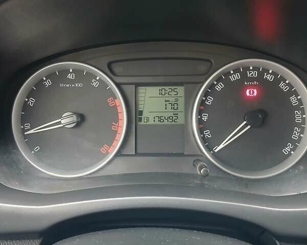 Синий Шкода Фабия, объемом двигателя 1.39 л и пробегом 176 тыс. км за 4200 $, фото 1 на Automoto.ua