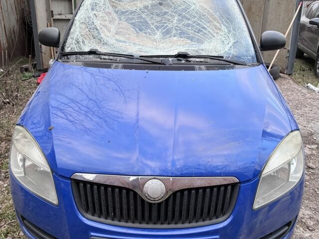 Синий Шкода Фабия, объемом двигателя 1.4 л и пробегом 241 тыс. км за 3300 $, фото 1 на Automoto.ua