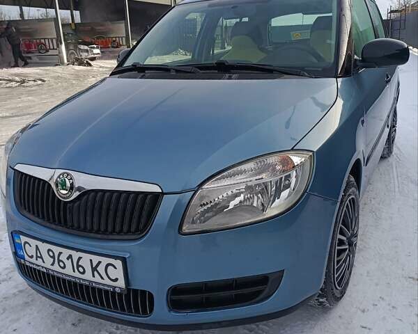 Синий Шкода Фабия, объемом двигателя 1.2 л и пробегом 160 тыс. км за 5500 $, фото 1 на Automoto.ua
