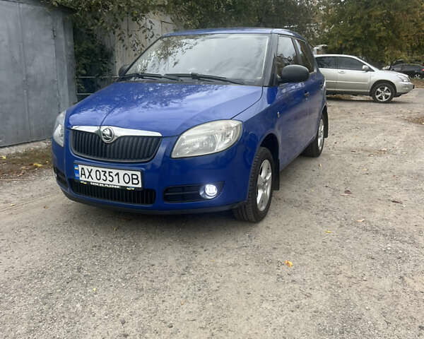 Синий Шкода Фабия, объемом двигателя 1.39 л и пробегом 222 тыс. км за 5200 $, фото 1 на Automoto.ua