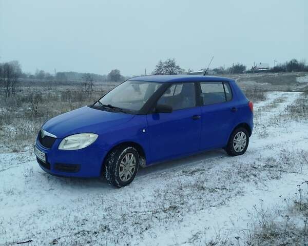 Синий Шкода Фабия, объемом двигателя 1.2 л и пробегом 220 тыс. км за 4500 $, фото 1 на Automoto.ua