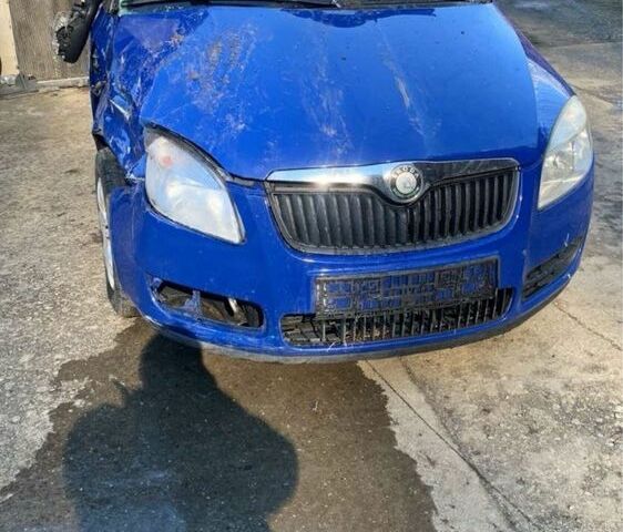 Синий Шкода Фабия, объемом двигателя 1.2 л и пробегом 250 тыс. км за 1500 $, фото 1 на Automoto.ua