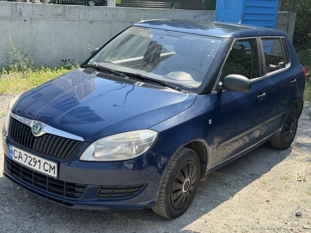 Синий Шкода Фабия, объемом двигателя 1.2 л и пробегом 290 тыс. км за 3200 $, фото 1 на Automoto.ua