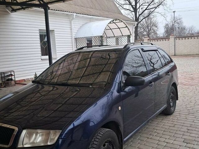 Синий Шкода Фабия, объемом двигателя 1.39 л и пробегом 214 тыс. км за 3350 $, фото 1 на Automoto.ua