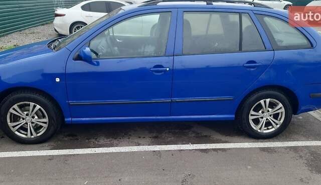 Синий Шкода Фабия, объемом двигателя 1.39 л и пробегом 231 тыс. км за 4600 $, фото 1 на Automoto.ua