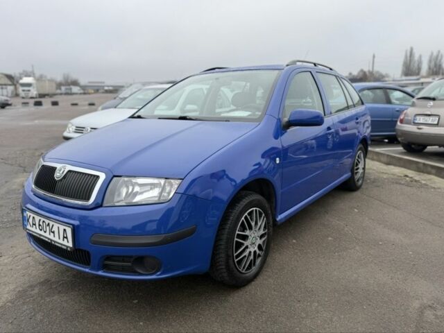 Синий Шкода Фабия, объемом двигателя 1.4 л и пробегом 220 тыс. км за 4750 $, фото 1 на Automoto.ua