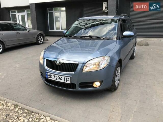 Синий Шкода Фабия, объемом двигателя 1.39 л и пробегом 243 тыс. км за 5750 $, фото 1 на Automoto.ua