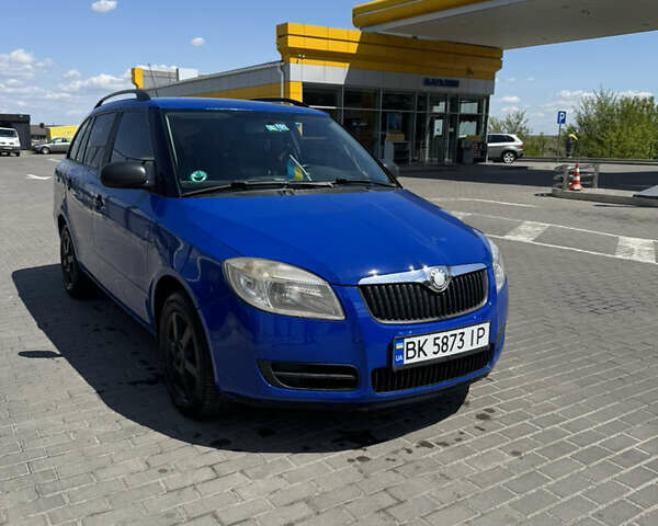 Синий Шкода Фабия, объемом двигателя 1.39 л и пробегом 302 тыс. км за 4800 $, фото 1 на Automoto.ua