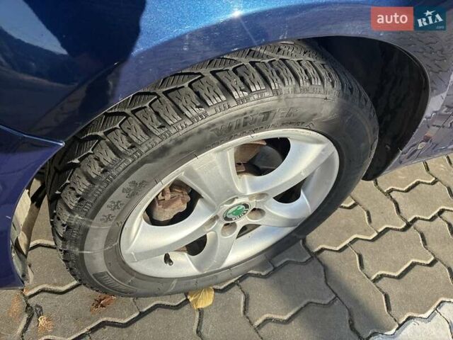 Синий Шкода Фабия, объемом двигателя 1.2 л и пробегом 220 тыс. км за 4600 $, фото 1 на Automoto.ua