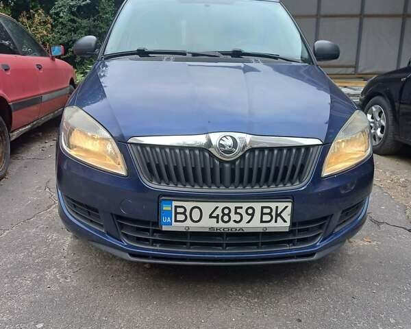 Синий Шкода Фабия, объемом двигателя 1.2 л и пробегом 233 тыс. км за 4200 $, фото 1 на Automoto.ua