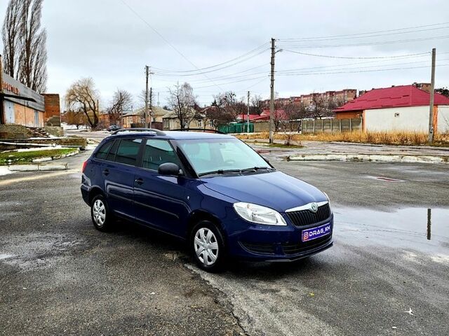 Синий Шкода Фабия, объемом двигателя 1.2 л и пробегом 215 тыс. км за 3750 $, фото 1 на Automoto.ua