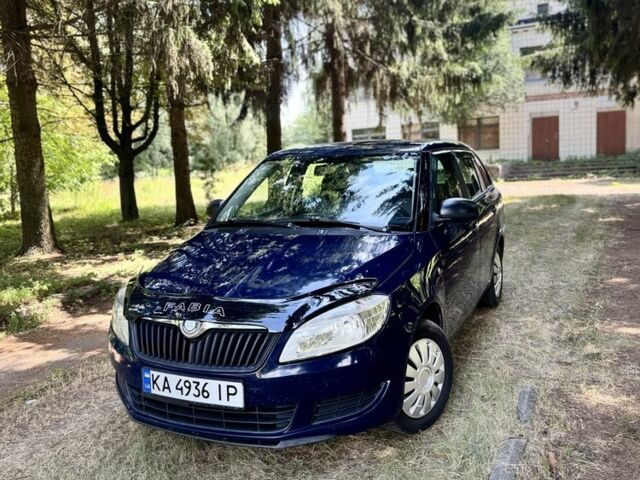 Синий Шкода Фабия, объемом двигателя 1.4 л и пробегом 250 тыс. км за 4400 $, фото 1 на Automoto.ua