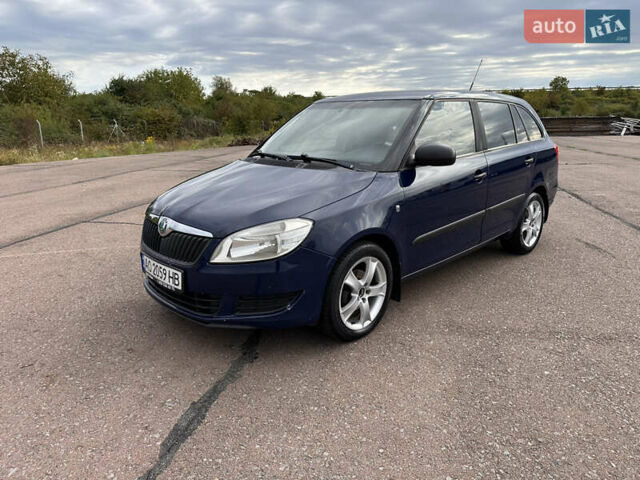 Синий Шкода Фабия, объемом двигателя 1.2 л и пробегом 325 тыс. км за 5200 $, фото 1 на Automoto.ua
