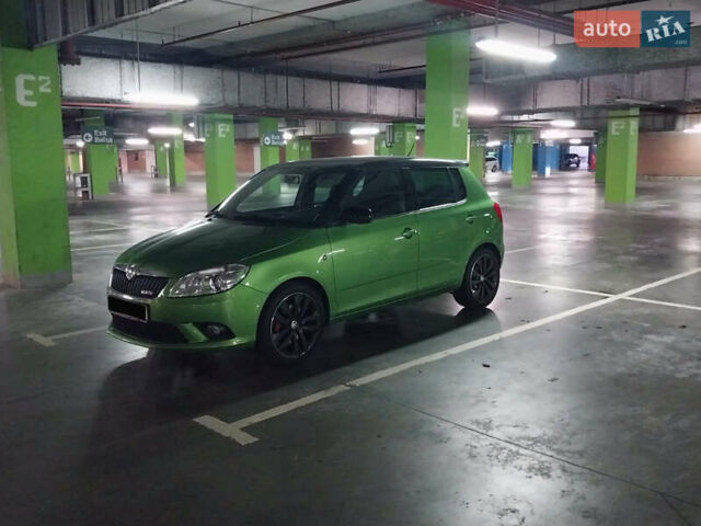 Зеленый Шкода Фабия, объемом двигателя 1.4 л и пробегом 230 тыс. км за 7900 $, фото 1 на Automoto.ua