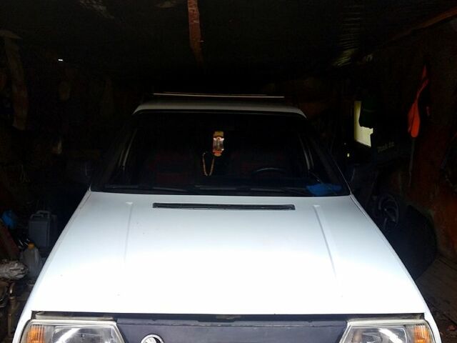 Белый Шкода Фаворит, объемом двигателя 1.3 л и пробегом 125 тыс. км за 750 $, фото 1 на Automoto.ua