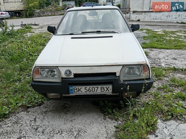 Белый Шкода Фаворит, объемом двигателя 1.3 л и пробегом 80 тыс. км за 600 $, фото 1 на Automoto.ua