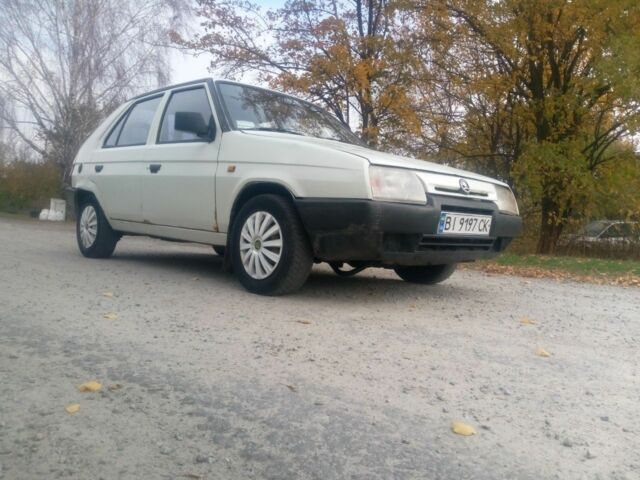 Белый Шкода Фаворит, объемом двигателя 1.3 л и пробегом 148 тыс. км за 900 $, фото 1 на Automoto.ua