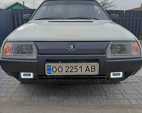 Белый Шкода Фаворит, объемом двигателя 1.3 л и пробегом 180 тыс. км за 1700 $, фото 1 на Automoto.ua