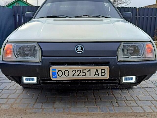 Белый Шкода Фаворит, объемом двигателя 1.3 л и пробегом 180 тыс. км за 1800 $, фото 1 на Automoto.ua