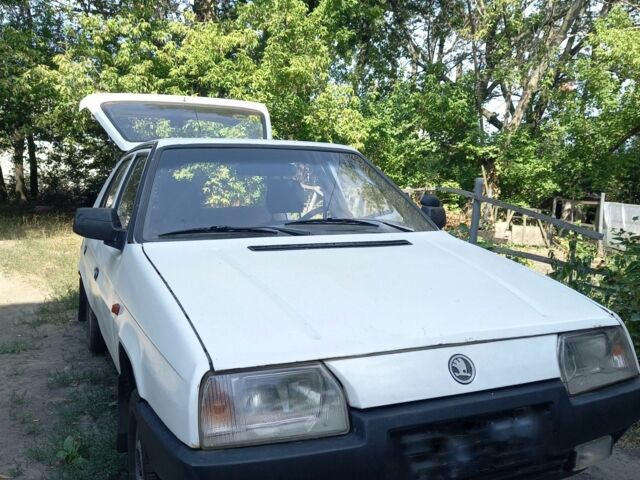 Белый Шкода Фаворит, объемом двигателя 1.3 л и пробегом 300 тыс. км за 700 $, фото 1 на Automoto.ua