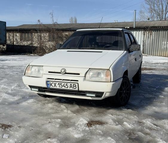 Белый Шкода Фаворит, объемом двигателя 1.3 л и пробегом 45 тыс. км за 1100 $, фото 1 на Automoto.ua