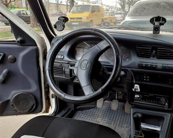 Белый Шкода Фаворит, объемом двигателя 1.3 л и пробегом 200 тыс. км за 950 $, фото 1 на Automoto.ua