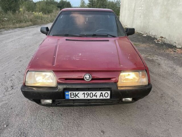 Красный Шкода Фаворит, объемом двигателя 1.3 л и пробегом 380 тыс. км за 300 $, фото 1 на Automoto.ua