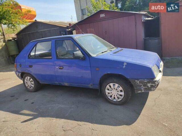 Синий Шкода Фаворит, объемом двигателя 1.3 л и пробегом 200 тыс. км за 300 $, фото 1 на Automoto.ua