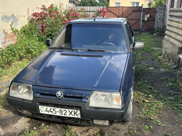 Синий Шкода Фаворит, объемом двигателя 1.3 л и пробегом 200 тыс. км за 550 $, фото 1 на Automoto.ua