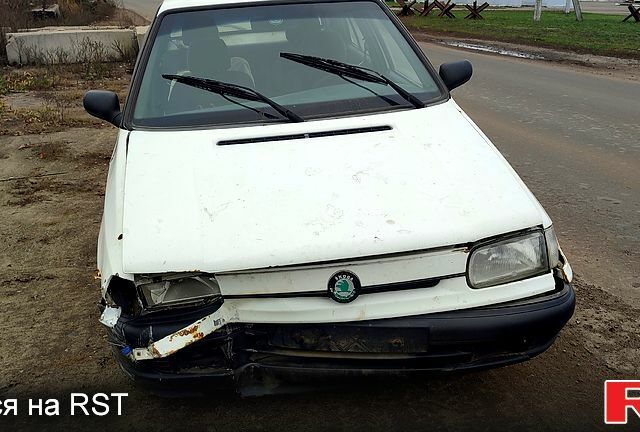 Белый Шкода Фелиция, объемом двигателя 1.3 л и пробегом 300 тыс. км за 600 $, фото 1 на Automoto.ua